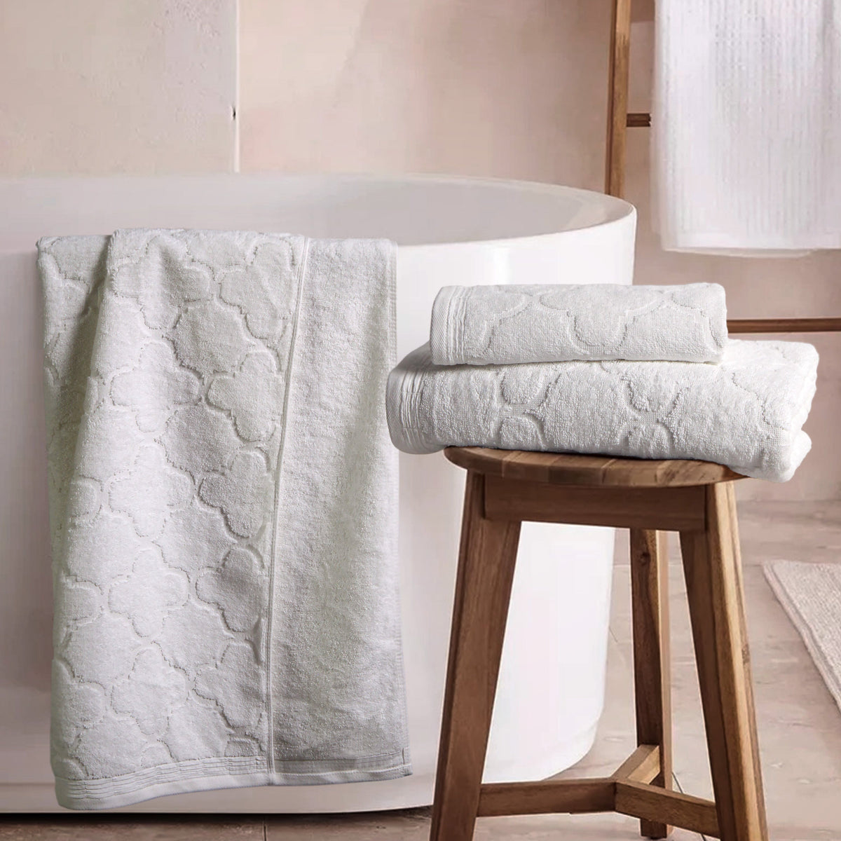 Luxury White Textured Bath Towel – Elegant Embroidered Design